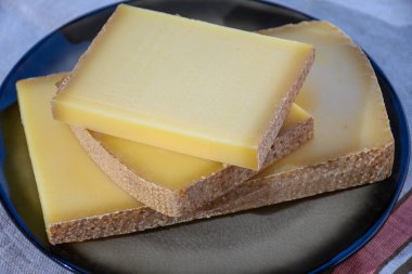 Fransız peyniri kontu, üç çeşit, 1 yıl olgunlaşmış prestij, meyveli meyve aromalı meyve ve Vieille Rezervi yakın plan.