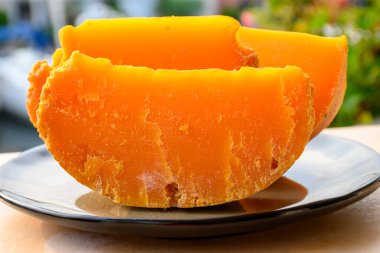 Fransız peyniri Mimolette 'in parçaları, Lille' de özel peynir akarları tarafından yapılan grimsi körfezle üretiliyor.