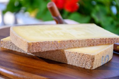 Fransız peyniri kontu, üç çeşit, 1 yıl olgunlaşmış prestij, meyveli meyve aromalı meyve ve Vieille Rezervi yakın plan.