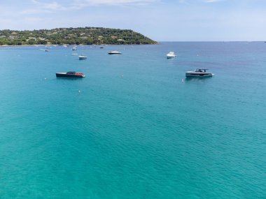 Botlardaki hava manzarası, Saint-Tropez yakınlarındaki efsanevi Pampelonne sahilinin kristal berrak mavi suyu, Fransız Riviera, Var, Fransa 'nın beyaz kumlu plajında yaz tatili