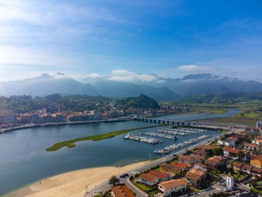Havadan panoramik manzara, Costa Verde 'de tatil, Asturias' ın yeşil kıyısı, Ribadesella köyü, İspanya 'nın kuzeyinde kumlu plajlar..