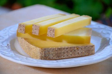 Fransız peyniri kontu, üç çeşit, 1 yıl olgunlaşmış prestij, meyveli meyve aromalı meyve ve Vieille Rezervi yakın plan.