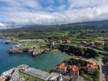 Asturias 'ın Yeşil Sahili' nde tatil, İspanya 'nın kuzeyinde eski limanı olan Llanes turistik şehrinin havadan manzarası..