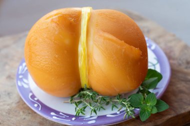 İtalyan yarı sert el yapımı tütsülenmiş ve beyaz scamorza peyniri, Apulia ya da Calabria bölgelerinden gelen inek sütünden.