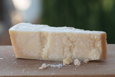Geleneksel İtalyan yemekleri - 36 aylık mağaralarda Parma, Parmigiano-Reggiano, İtalya 'dan İtalyan parmesanlı sert inek sütlü peyniri