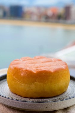 Pria, Asturias 'tan İspanyol füme inek peyniri, San Lorenzo plajında ve Gijon' da gezinti alanında manzaralı servis edildi.