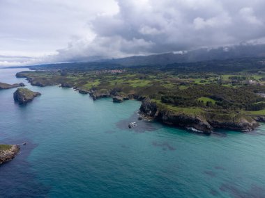 Asturias 'ın Yeşil Sahili' nde tatil. İspanya 'nın kuzeyinde kumlu plajlı Celorio köyü yakınlarında hava manzarası..