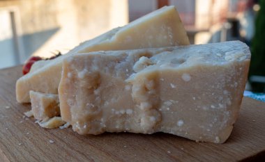 Geleneksel İtalyan yemekleri - 36 aylık mağaralarda Parma, Parmigiano-Reggiano, İtalya 'dan İtalyan parmesanlı sert inek sütlü peyniri