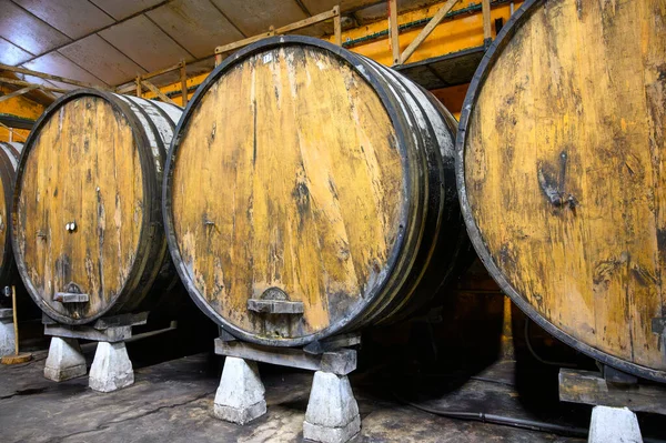 用发酵的苹果在桶中发酵几个月制成的传统天然阿斯图里亚斯苹果酒应该从很高的高度倒出 这样就可以在饮料中加入大量气泡 — 图库照片