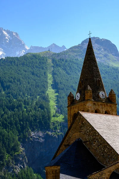 La Grave, Fransa 'nın güneydoğusundaki Hautes-Alpes kasabası Fransız Alpleri' nde dağ zirvesi La Meije 'nin hakim olduğu ekstrem kayakçılar için küçük bir kayak merkezi.