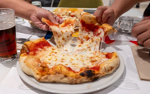 Comendo Assado Fresco Pizza Prato Restaurante Pizzaria Italiana Close — Fotografia de Stock
