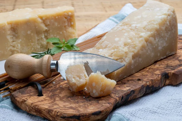 チーズコレクション ハード熟成イタリアチーズパルメザンまたはパルミジャーノレジジャーノクローズアップ — ストック写真