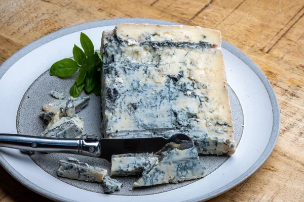 チーズコレクション イタリア北部産ブルーチーズゴルゴンゾーラのピカンテを閉じます — ストック写真