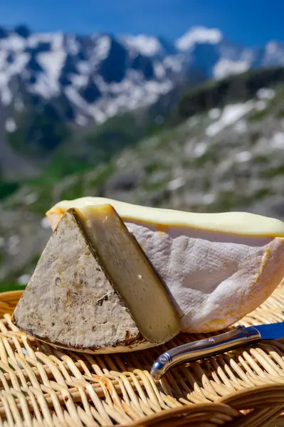 奶酪系列 法国阿尔卑斯山萨伏伊地区的Reblochon和Tomme Savoie奶酪 户外供应的轻度奶牛乳酪 可以看到法国阿尔卑斯山的雪峰 — 图库照片