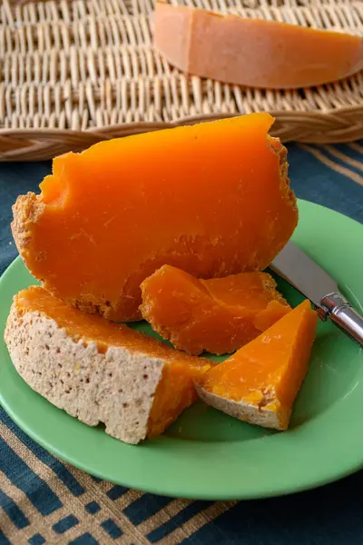 土生土长的法国老年奶酪薄荷糖片 在里尔生产 用特殊的奶酪密闭制成灰白色的卷曲 — 图库照片