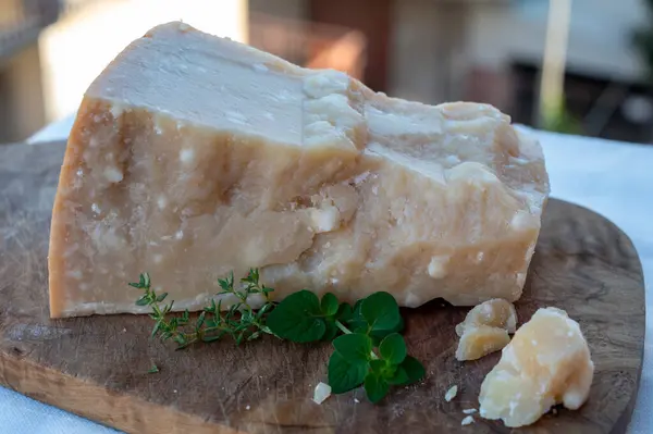 伝統的なイタリア料理 イタリアの洞窟で36ヶ月熟成 パルマ パルミジャーノ レジジャーノ イタリアのハード牛乳チーズ — ストック写真