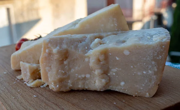 意大利传统食品 在意大利帕尔马市Parmigiano Reggiano市的意大利棕榈硬牛奶奶酪洞穴中生存了36个月 — 图库照片