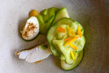 Enfes beyaz balık kabağı yemeği. Modern Fransız haute mutfağı. Kendi restoranından, bahçesinden ve çiftliğinden taze organik malzemelerle hazırlandı.