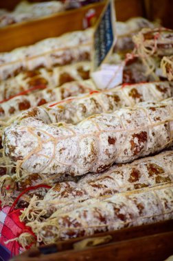 Fransız kasap dükkanında ev yapımı salam sosisleri, şampanya, Fransa 'da et yemekleri, yakın plan.