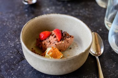 Modern Fransız haute mutfağından çikolatalı dondurmayla nefis bir tatlı. Restoranların bahçesinden ve çiftliğinden taze organik malzemelerle hazırlanmış ve çok güzel servis edilmiş.