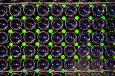 Bir sürü şampanya köpüklü şarap. Yeraltı mağaralarının ziyareti, Cote des Bar, Aube, Fransa 'nın güneyinde geleneksel şampanya yapımı.