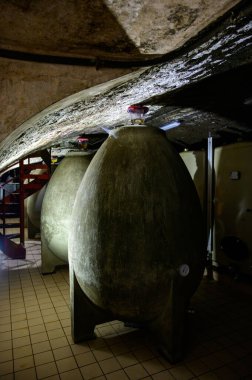 Mayalama işlemi için beton yumurtalar. Yeraltı mağaralarını ziyaret, Cote des Bar, Aube, Fransa 'nın güneyinde geleneksel şampanya üretimi.