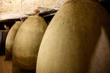 Mayalama işlemi için beton yumurtalar. Yeraltı mağaralarını ziyaret, Cote des Bar, Aube, Fransa 'nın güneyinde geleneksel şampanya üretimi.