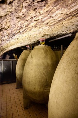 Mayalama işlemi için beton yumurtalar. Yeraltı mağaralarını ziyaret, Cote des Bar, Aube, Fransa 'nın güneyinde geleneksel şampanya üretimi.