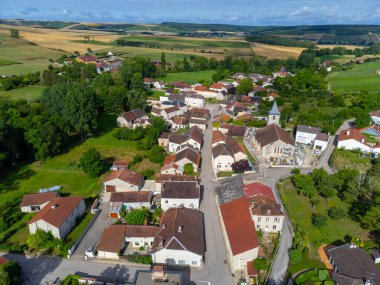 Tepedeki yeşil iç kısımlara ve Urville köyüne hava manzarası Cote des Bar 'daki şampanya bağları, Aube, Champange' ın güneyi, Fransa
