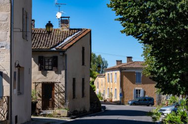 Sauternes köyü ve üzüm bağlarının manzarası, Semillon üzümlerinden yapılan tatlı Sauternes şarapları Botrytis cinerea Noble rot, Bordeaux, Fransa