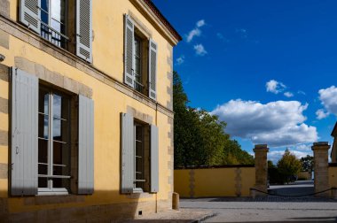 Haut-Medoc 'taki tipik Fransız şarap sahasının ya da şatosunun kırmızı şarap üretim bölgesi, Margaux köyü, Bordeaux, Gironde Estuary, Fransa' nın sol kıyısı