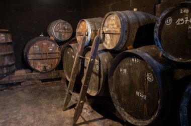 Eski koyu Fransız meşe fıçılarında konyak ruhunun yaşlanma süreci içki imalathanesinde, konyak beyaz şarap bölgesinde, Charente, Segonzac, Grand Champagne, Fransa