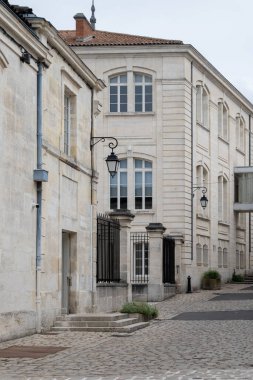 Cognac beyaz şarap bölgesindeki eski caddelerin ve evlerin manzarası, Charente bölgesi, güçlü alkol damıtma endüstrisi, Grand Champagne, Fransa
