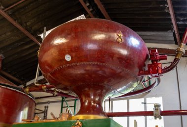 Charentias 'ta konyak ruhunun çifte damıtma işlemi. Bakır kaplar ve kazanlar hala eski içki imalathanesinde. Beyaz şarap bölgesi, Charente, Segonzac, Grand Champagne, Fransa