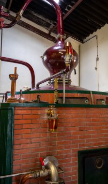 Charentias 'ta konyak ruhunun çifte damıtma işlemi. Bakır kaplar ve kazanlar hala eski içki imalathanesinde. Beyaz şarap bölgesi, Charente, Segonzac, Grand Champagne, Fransa
