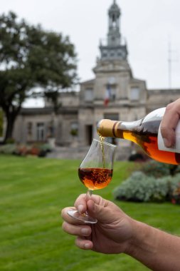 Varillerde yıllanmış konyak, içki ve şehirdeki eski caddeleri ve evleri görmek konyak, büyük şampanya, Charente, güçlü alkol damıtma endüstrisi, Fransa