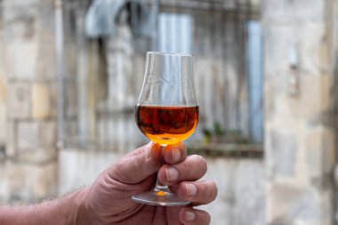 Varillerde yıllanmış konyak, içki ve şehirdeki eski caddeleri ve evleri görmek konyak, Grand Champagne, Charente, güçlü alkol damıtma endüstrisi, Fransa