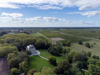 Haut-Medoc 'taki tipik Fransız şarap sahasının veya şatosunun hava manzarası kırmızı şarap üretim bölgesi, Margaux köyü, Bordeaux, Gironde Estuary, Fransa' nın sol kıyısı