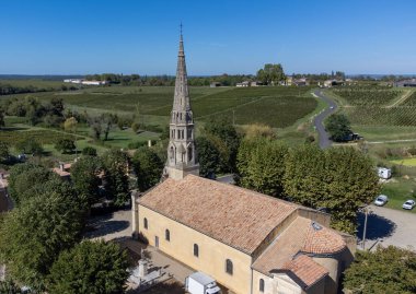 Sauternes köyünün ve üzüm bağlarının hava manzarası, Semillon üzümlerinden yapılan tatlı Sauternes şarapları Botrytis cinerea Noble rot, Bordeaux, Fransa