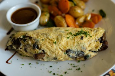 Limoges, Fransa 'da eski bir lokantada vejetaryen öğle yemeği, mantarlı omlet, fırında patates, havuç, hafif et suyu ya da sos ile servis edilen omlet.