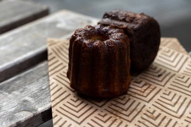Canele, romlu ve vanilyalı Fransız pastası, yumuşak ve yumuşak muhallebi merkezi ve koyu, karamelize edilmiş Bordeaux bölgesi, Fransa ve Bordeaux sokaklarının özeli.