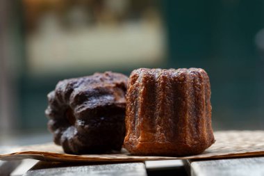 Canele, romlu ve vanilyalı Fransız pastası, yumuşak ve yumuşak muhallebi merkezi ve koyu, karamelize edilmiş Bordeaux bölgesi, Fransa ve Bordeaux sokaklarının özeli.
