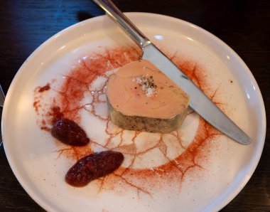 Foie gras yağlı ciğer spesiyali ördek ciğeri ya da kaz ciğeri. Gavaj ile şişmanlatılmış, zorla beslenmiş. Fransız restoranında çilek reçeli ile servis ediliyor.