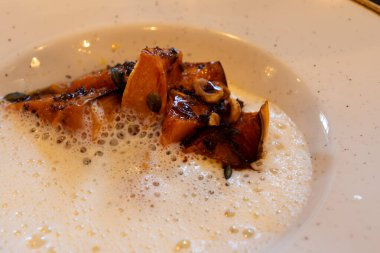 Fransa 'nın Bordeaux bölgesindeki Fransız restoranında servis edilen Bask Bölgesi' nden Ossau-Iraty koyun peyniri ile çırpılmış krema soslu kavrulmuş balkabağı.