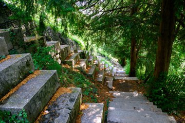 Bastille Kalesi 'nden merdivenlerle inen, Grenoble şehrinin orta kesimindeki devlerin merdivenleri etrafındaki dağlar, eski teleferik, Isere, Fransa yazın