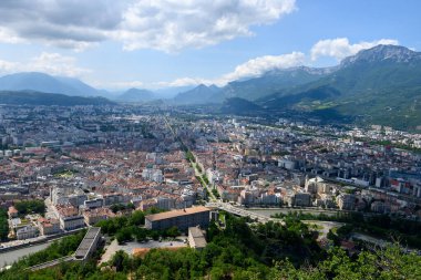 Bastille Kalesi 'nden merdivenlerle inen, Grenoble şehrinin orta kesimindeki devlerin merdivenleri etrafındaki dağlar, eski teleferik, Isere, Fransa yazın