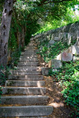 Bastille Kalesi 'nden merdivenlerle inen, Grenoble şehrinin orta kesimindeki devlerin merdivenleri etrafındaki dağlar, eski teleferik, Isere, Fransa yazın