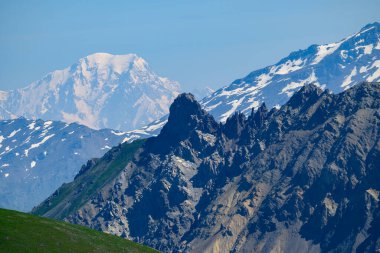 Güneşli yaz gününde Col du Calibier dağından Alplerin ve Batı Avrupa 'nın en yüksek dağının beyaz karlı tepesinde Hautes Alpes, Fransa