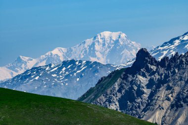 Güneşli yaz gününde Col du Calibier dağından Alplerin ve Batı Avrupa 'nın en yüksek dağının beyaz karlı tepesinde Hautes Alpes, Fransa
