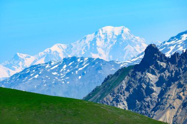 Güneşli yaz gününde Col du Calibier dağından Alplerin ve Batı Avrupa 'nın en yüksek dağının beyaz karlı tepesinde Hautes Alpes, Fransa